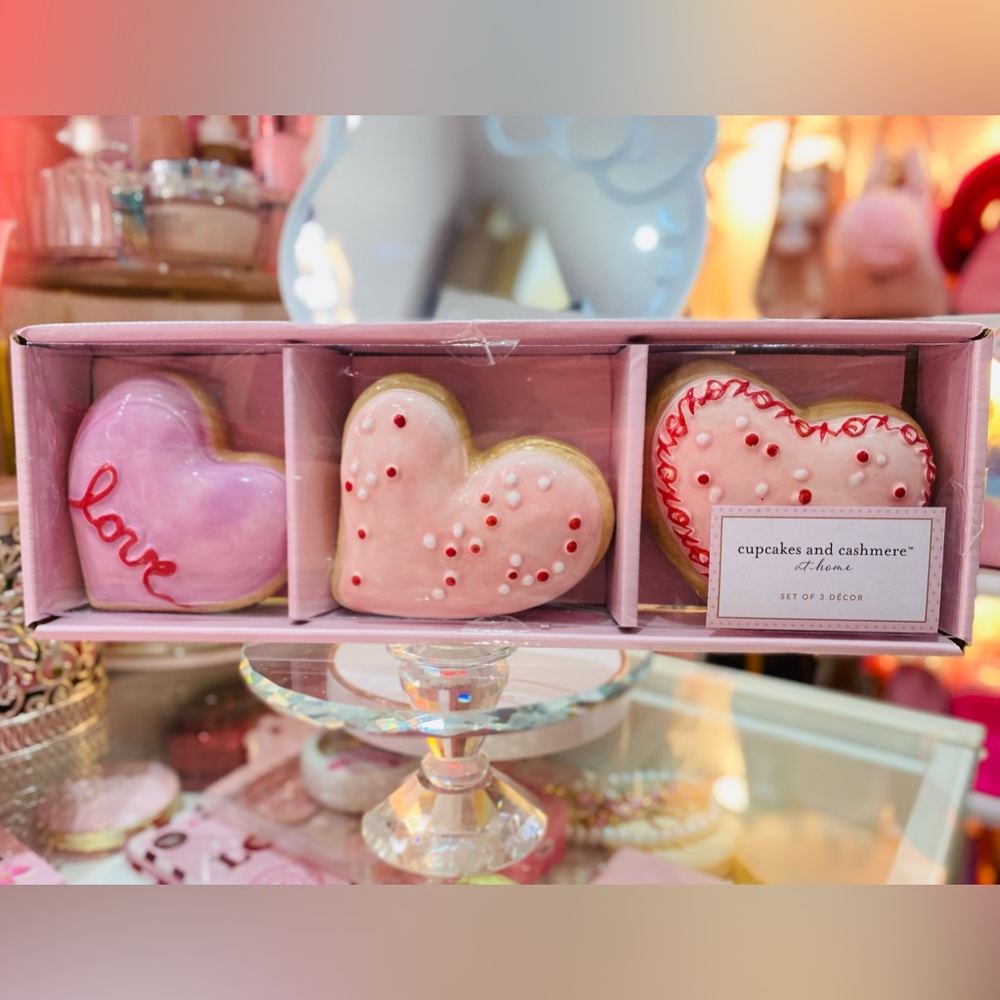 NEW IN BOX CUPCAKES AND CASHMERE DECOR SET OF THREE HEARTS